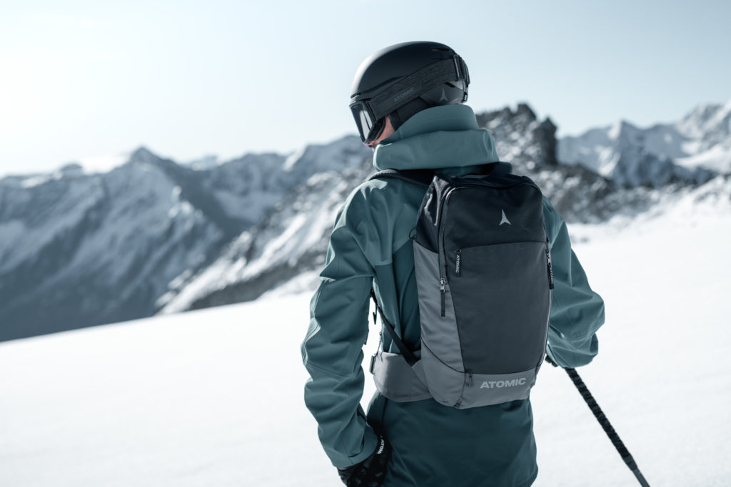 Lifestyletaschen vom Hersteller auf dem Rücken eines Skifahrers.